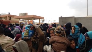 Iraqi displaced by fighting in Mosul arrive in a neighbouring town