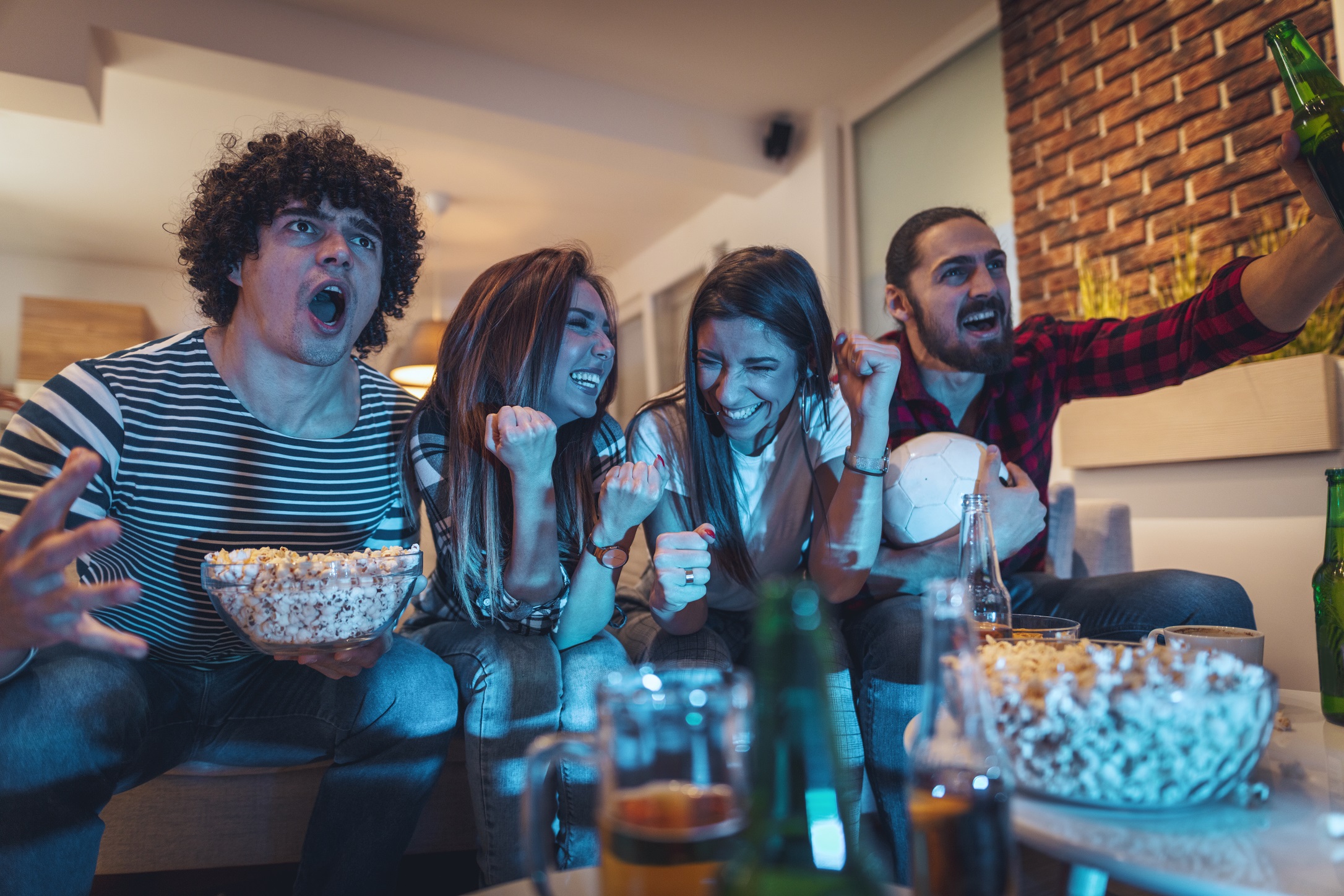 хора A,Group,Of,Friends,Watches,The,Broadcast,Of,A,Sports